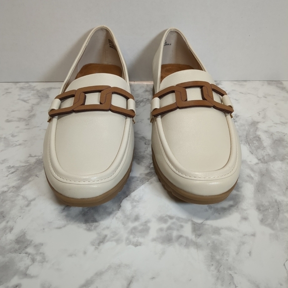 Baretraps Addison Cream Loafers with Brown Accent , Size 7.5M - Picture 2 of 9